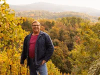 Joerg Petrullat vor einem Wald im Herbst