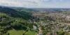 Wohnsiedlung, Weinberge und Hügel mit Wald