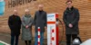 Foto mit folgenden Personen bei der Einweihung der Ladestation, stehend neben der neuen GGEW Ladesäule: Rainer Babylon, Bereichsleiter Vertrieb & Kundenservice GGEW AG; Anke Mager, Spezialistin für Produktmanagement GGEW AG; Carsten Hoffmann, Vorstand GGEW AG; Stadtrat Marius Schmidt