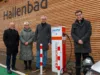 Foto mit folgenden Personen bei der Einweihung der Ladestation, stehend neben der neuen GGEW Ladesäule: Rainer Babylon, Bereichsleiter Vertrieb & Kundenservice GGEW AG; Anke Mager, Spezialistin für Produktmanagement GGEW AG; Carsten Hoffmann, Vorstand GGEW AG; Stadtrat Marius Schmidt