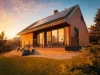 Haus mit Holzfassade und Solarpanels bei Sonnenaufgang