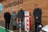 Foto mit folgenden Personen bei der Einweihung der Ladestation, stehend neben der neuen GGEW Ladesäule: Rainer Babylon, Bereichsleiter Vertrieb & Kundenservice GGEW AG; Anke Mager, Spezialistin für Produktmanagement GGEW AG; Carsten Hoffmann, Vorstand GGEW AG; Stadtrat Marius Schmidt