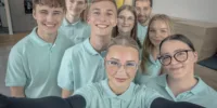 Acht junge Mitarbeitende der GGEW auf einem Selfie.