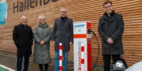 Foto mit folgenden Personen bei der Einweihung der Ladestation, stehend neben der neuen GGEW Ladesäule: Rainer Babylon, Bereichsleiter Vertrieb & Kundenservice GGEW AG; Anke Mager, Spezialistin für Produktmanagement GGEW AG; Carsten Hoffmann, Vorstand GGEW AG; Stadtrat Marius Schmidt