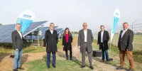 Foto mit folgenden Personen direkt neben einem Solarpark: Rainer Burelbach, Bürgermeister Stadt Heppenheim; Christian Engelhardt, Landrat Kreis Bergstraße; Susanne Schäfer, Bereichsleiterin Marketing & Kommunikation GGEW AG; Carsten Hoffmann, Vorstand GGEW AG; Florian Grob, Bereichsleiter Erneuerbare Energien GGEW AG; Rolf Richter, Bürgermeister Stadt Bensheim