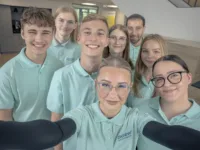 Acht junge Mitarbeitende der GGEW auf einem Selfie.