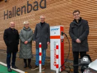 Foto mit folgenden Personen bei der Einweihung der Ladestation, stehend neben der neuen GGEW Ladesäule: Rainer Babylon, Bereichsleiter Vertrieb & Kundenservice GGEW AG; Anke Mager, Spezialistin für Produktmanagement GGEW AG; Carsten Hoffmann, Vorstand GGEW AG; Stadtrat Marius Schmidt