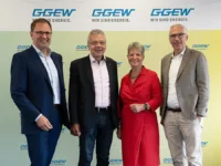 4 Personen stehen vor einer GGEW Fotowand