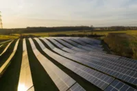 Eine große Wiese mit vielen Solarpanels