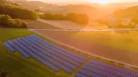 Solarpark im Sonnenuntergang