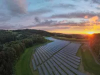 Solarpark bei Sonnenuntergang