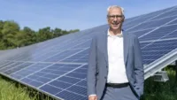 GGEW Vorstand Carsten Hoffmann vor PV-Anlage