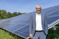 GGEW Vorstand Carsten Hoffmann vor PV-Anlage